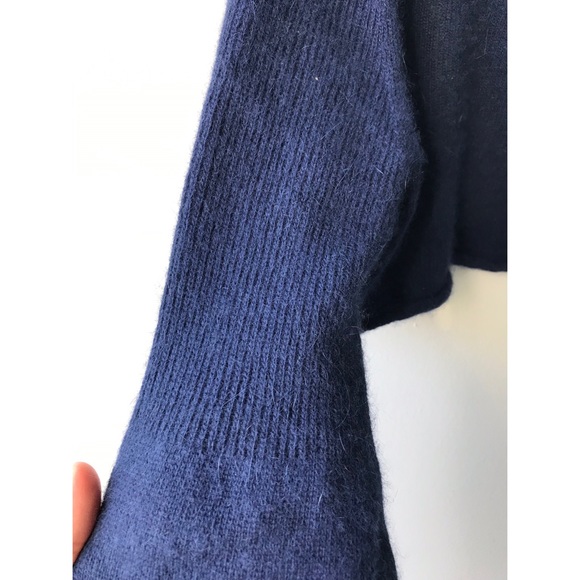 Warm cropped top! 💙 - Picture 3 of 5